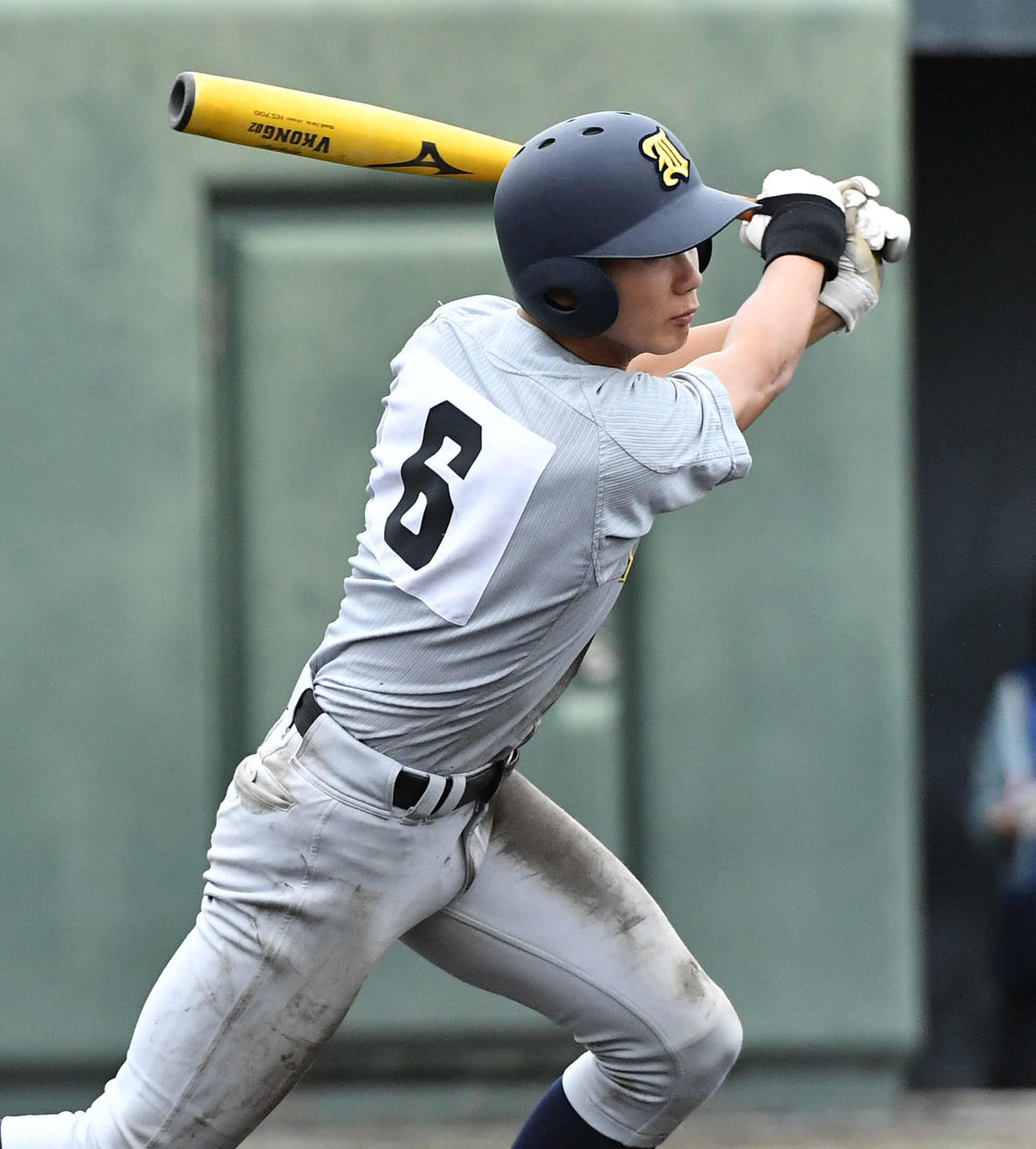 仙台育英対慶応　2回表仙台育英2死二塁、山田は一塁適時内野安打を放つ（撮影・岩下翔太）