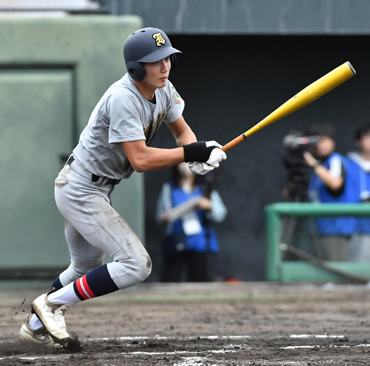 仙台育英対慶応　2回表仙台育英2死二塁、山田は一塁適時内野安打を放つ（撮影・岩下翔太）