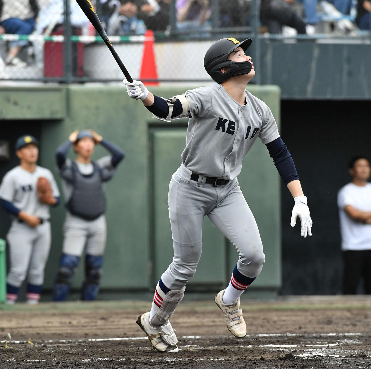 仙台育英対慶応　1回裏慶応無死、二飛に倒れる丸田（撮影・岩下翔太）
