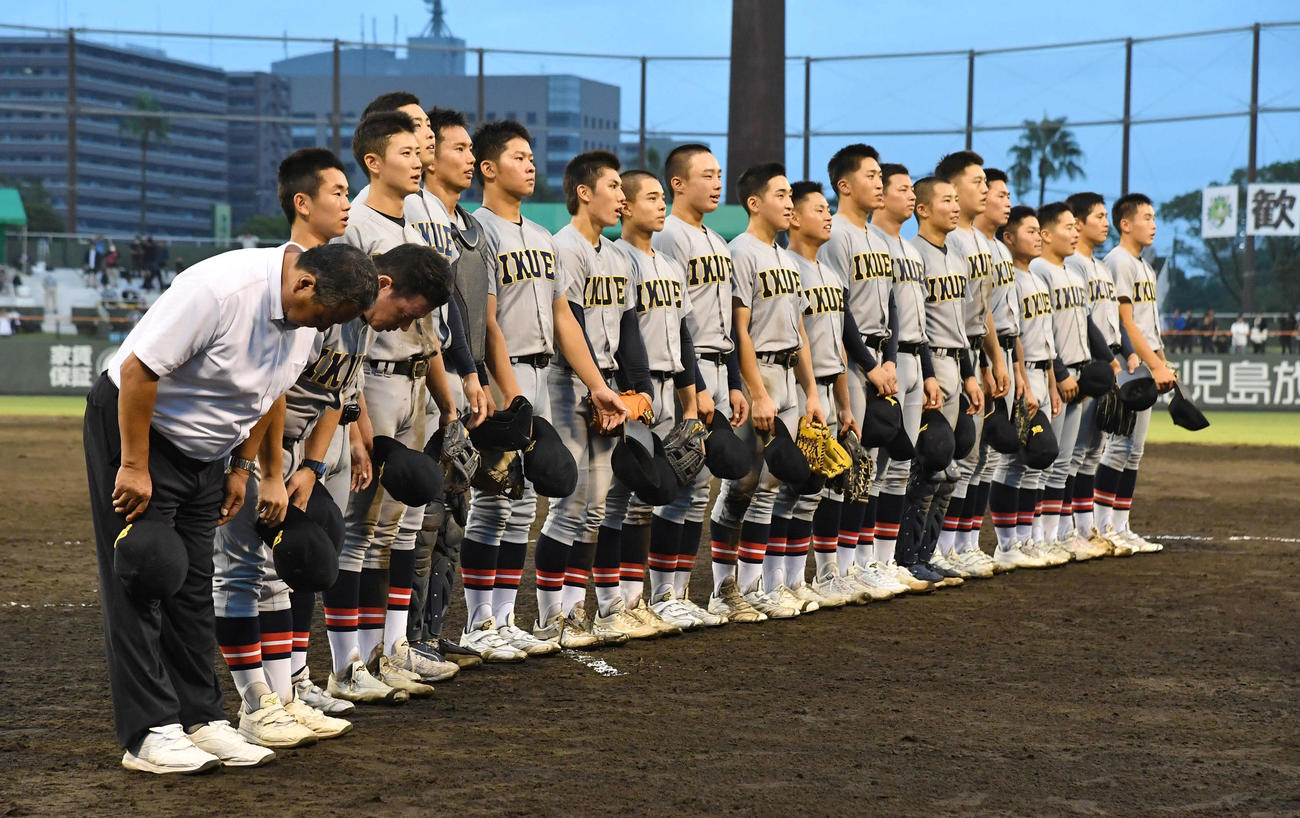 仙台育英対慶応　慶応に勝利し、観客に一礼する仙台育英ナイン（撮影・岩下翔太）