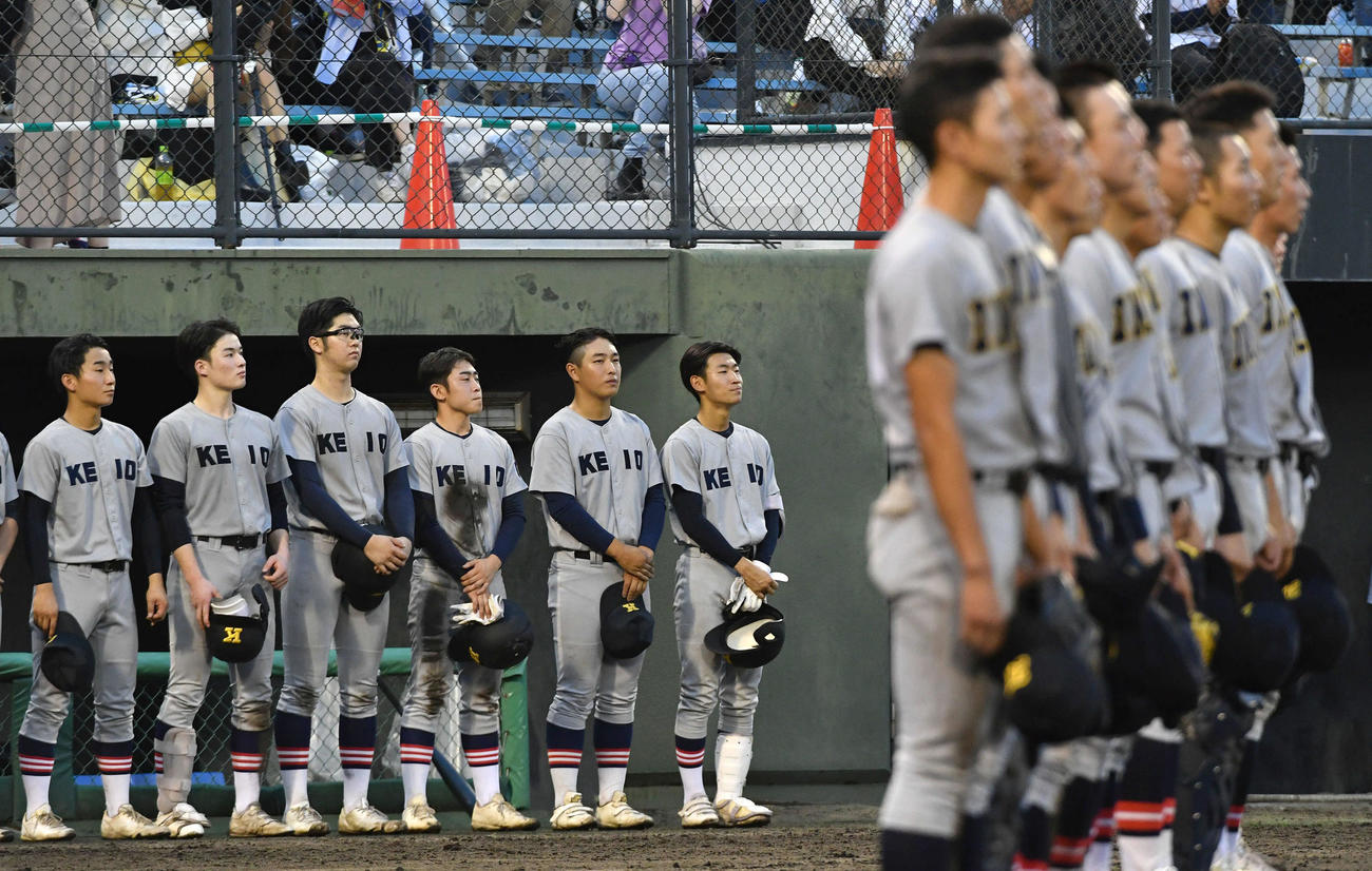 仙台育英対慶応　仙台育英に敗れ、ベンチ前に整列する清原（右から2人目）ら慶応ナイン（撮影・岩下翔太）