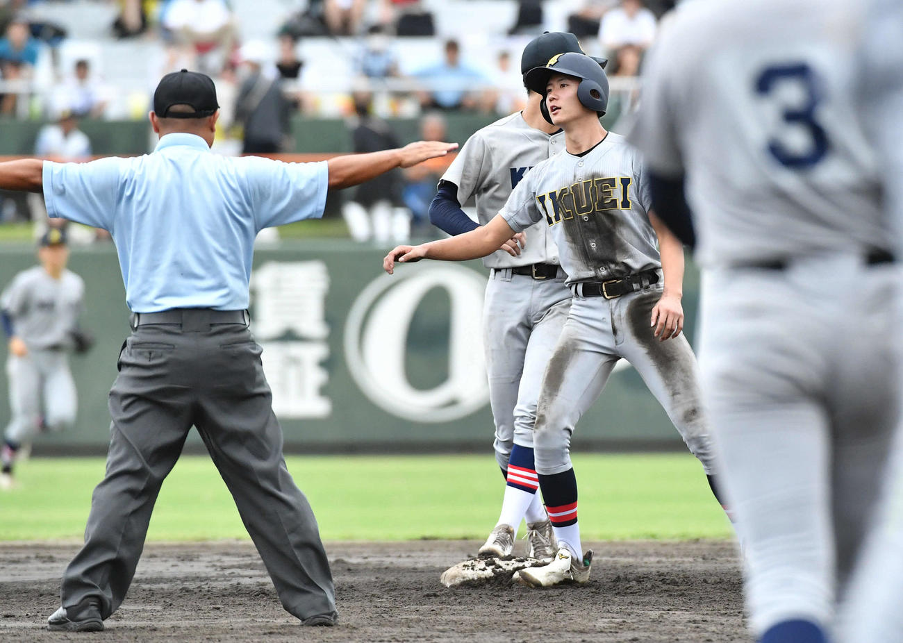 仙台育英対慶応　2回表仙台育英2死一塁、盗塁に成功する山田（撮影・岩下翔太）