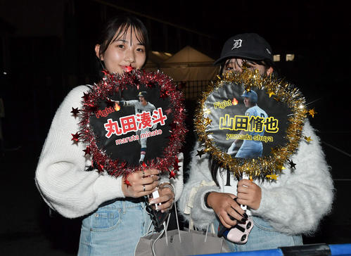 仙台育英対慶応 慶応丸田と仙台育英山田のファン(撮影・岩下翔太)