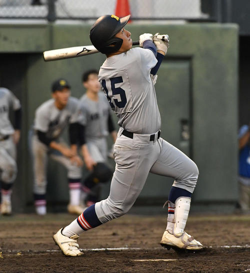 仙台育英対慶応 7回裏慶応1死、右飛に倒れる清原(撮影・岩下翔太)