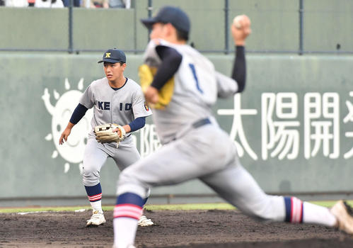 仙台育英対慶応 6回表から三塁の守備についた慶応清原(撮影・岩下翔太)