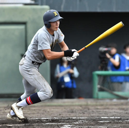 仙台育英対慶応 2回表仙台育英2死二塁、山田は一塁適時内野安打を放つ(撮影・岩下翔太)