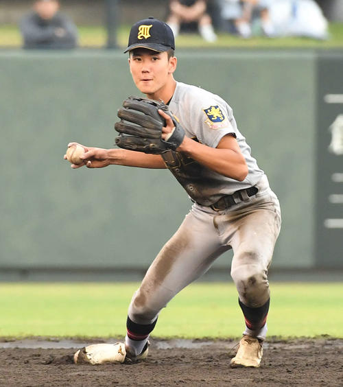 仙台育英対慶応 5回裏慶応無死、山本の遊ゴロを処理する山田(撮影・岩下翔太)