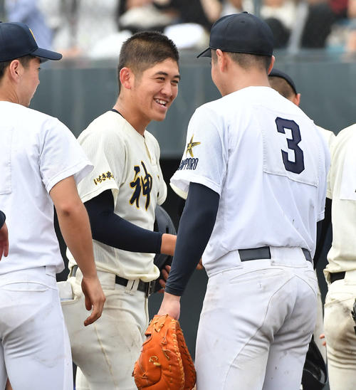 神村学園対北海 試合後、北海熊谷(右)と笑顔で言葉を交わす神村学園松永(撮影・岩下翔太)