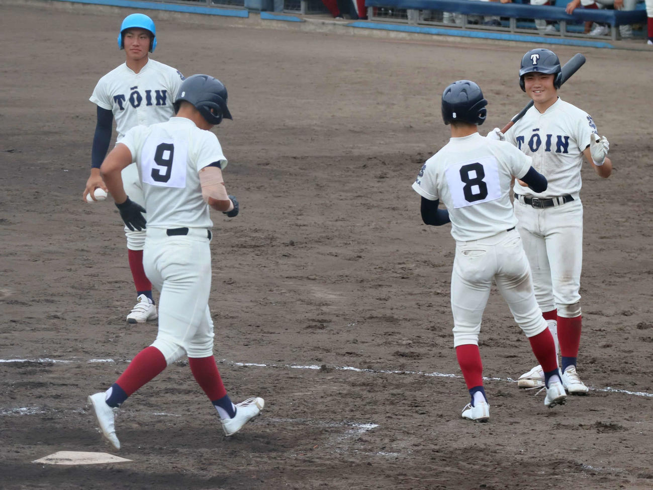 秋季近畿地区大会大阪府予選　大阪桐蔭対桜宮　4回大阪桐蔭、4番ラマルの3ランで生還した二走の吉田（中央）と一走の徳丸（撮影・村松万里子）