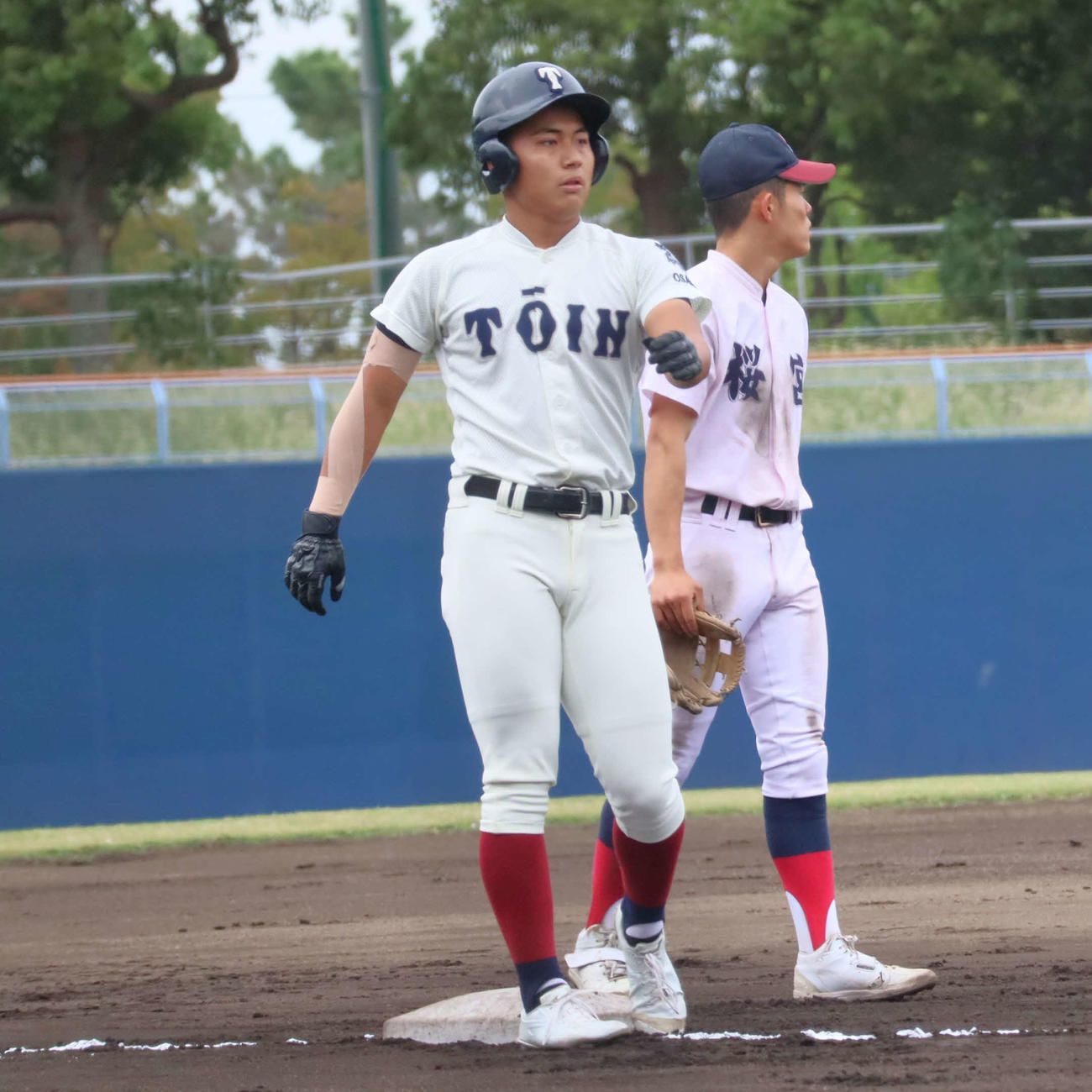 秋季近畿地区大会大阪府予選　大阪桐蔭対桜宮　1回無死一塁で中越え適時三塁打を放った大阪桐蔭の3番、徳丸（撮影・村松万里子）