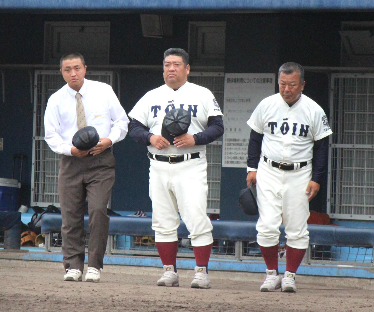 大阪桐蔭対桜宮　勝利して相手ベンチに頭を下げる大阪桐蔭・西谷監督（中央）（撮影・柏原誠）