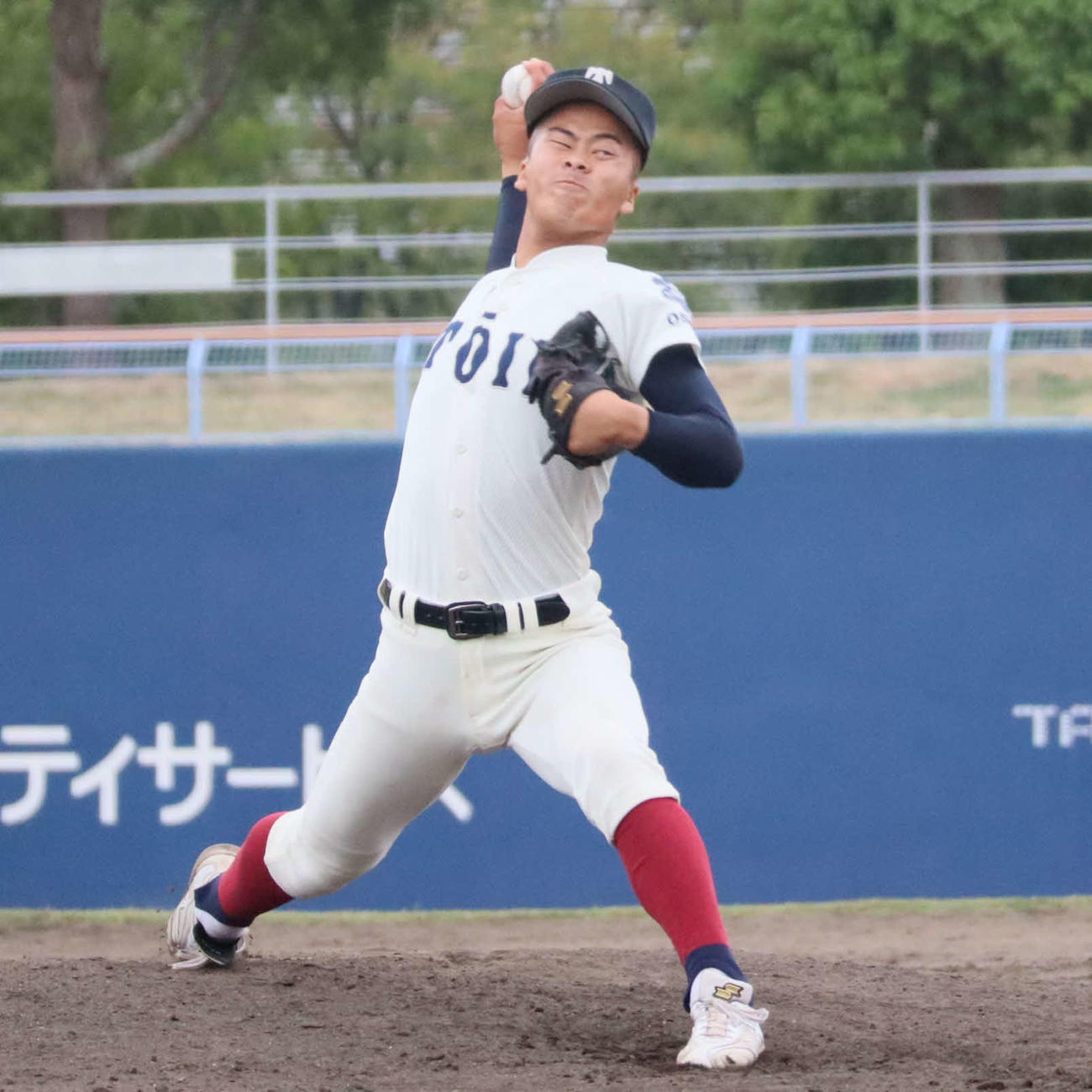 秋季近畿地区大会大阪府予選　大阪桐蔭対桜宮　5回から2番手で登板した大阪桐蔭の中野大虎投手（撮影・村松万里子）
