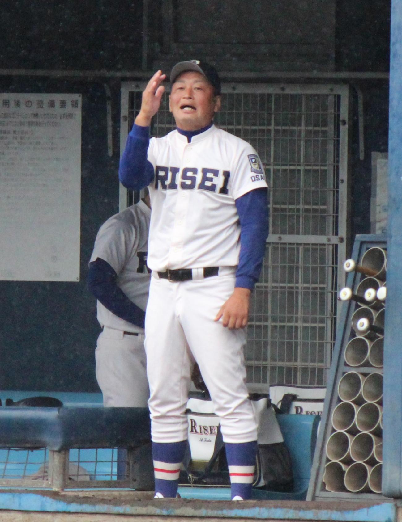 大声で指示を出す履正社・多田監督（撮影・柏原誠）