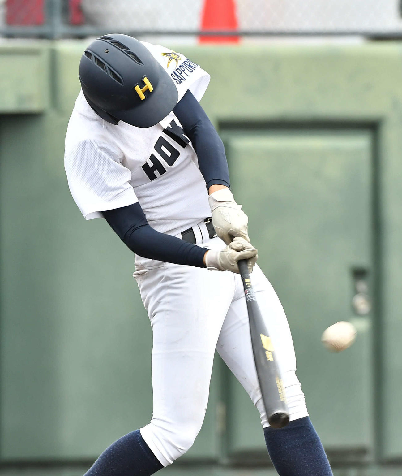 神村学園対北海　6回裏北海2死一、二塁、堀田は逆転の2点適時中三塁打を放つ（撮影・岩下翔太）