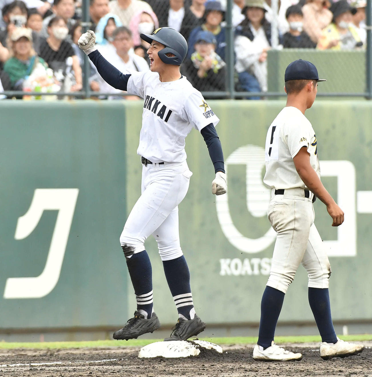 神村学園対北海　6回裏北海2死一、二塁、逆転の2点適時中三塁打を放ち、ベンチに向かって笑顔でガッツポーズする堀田（撮影・岩下翔太）