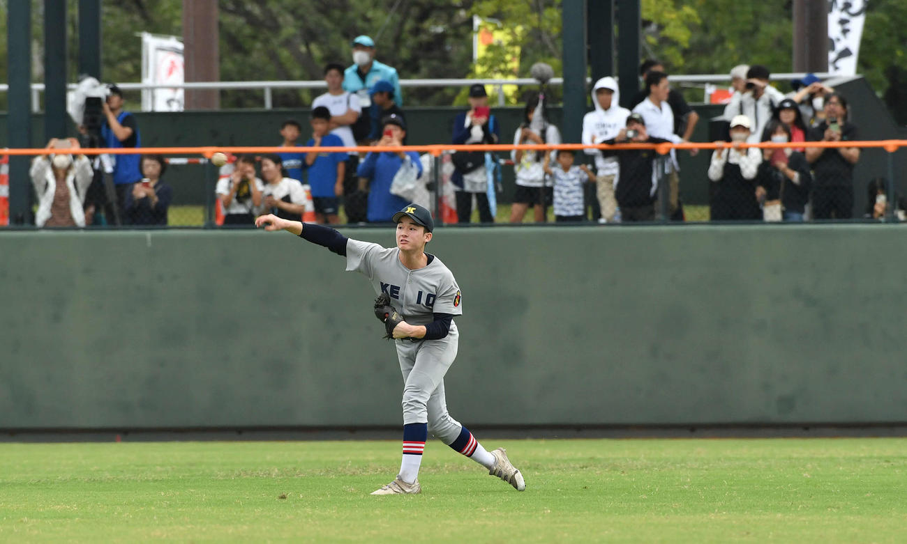 仙台育英対慶応　試合前、観客がスマートフォンで撮影する前でノックを受ける慶応丸田（撮影・岩下翔太）