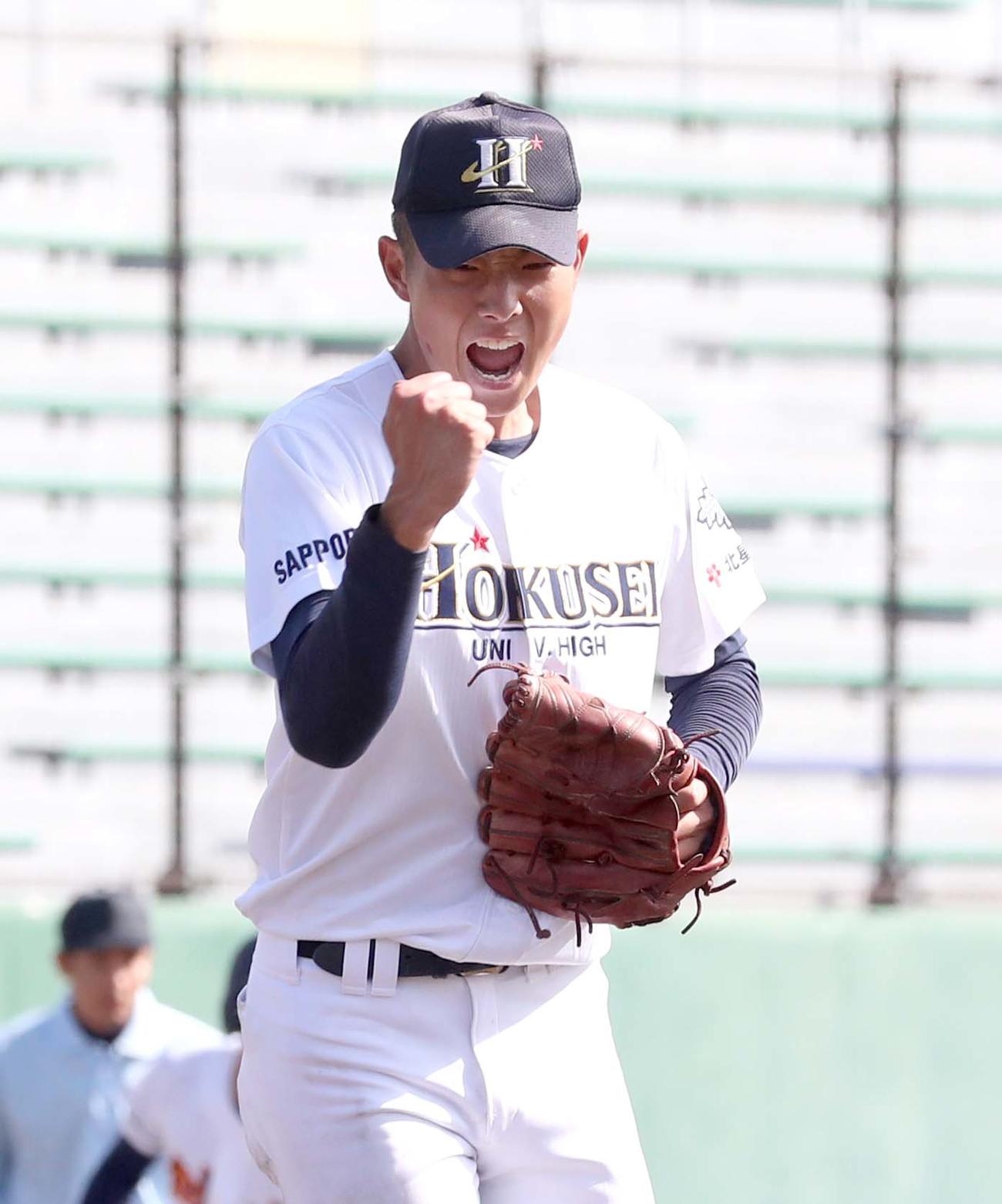 札幌創成対北星学園大付　6回表札幌創成2死満塁、鈴木暖を遊ゴロにとり叫ぶ石田（撮影・黒川智章）