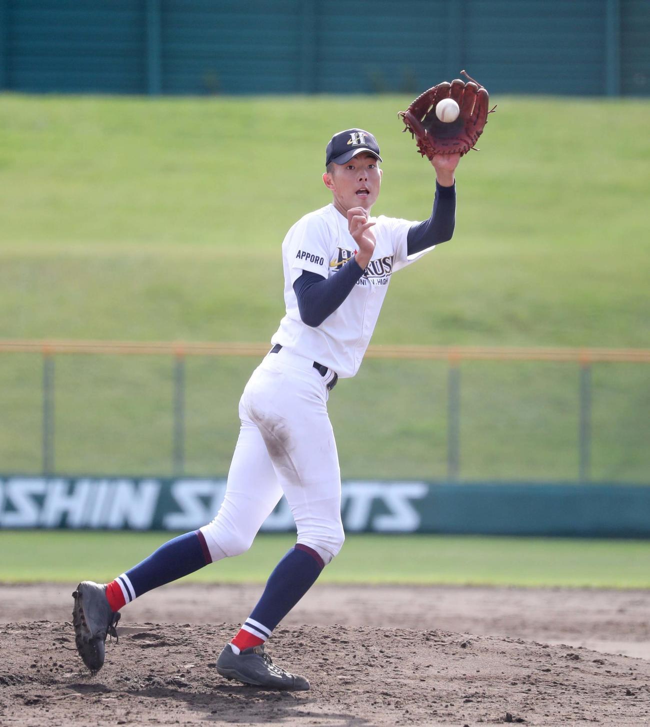 札幌創成対北星学園大付　5回表札幌創成2死三塁、小野寺を投ゴロにとる石田（撮影・黒川智章）