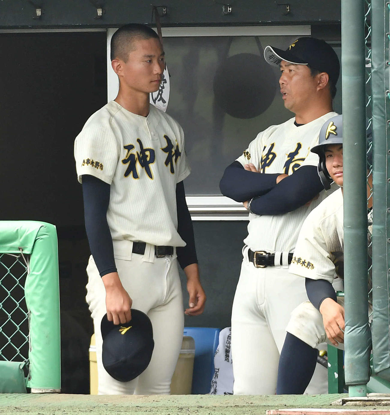 神村学園対北海　9回表、ベンチで黒木（左）と話す神村学園・小田監督（撮影・岩下翔太）