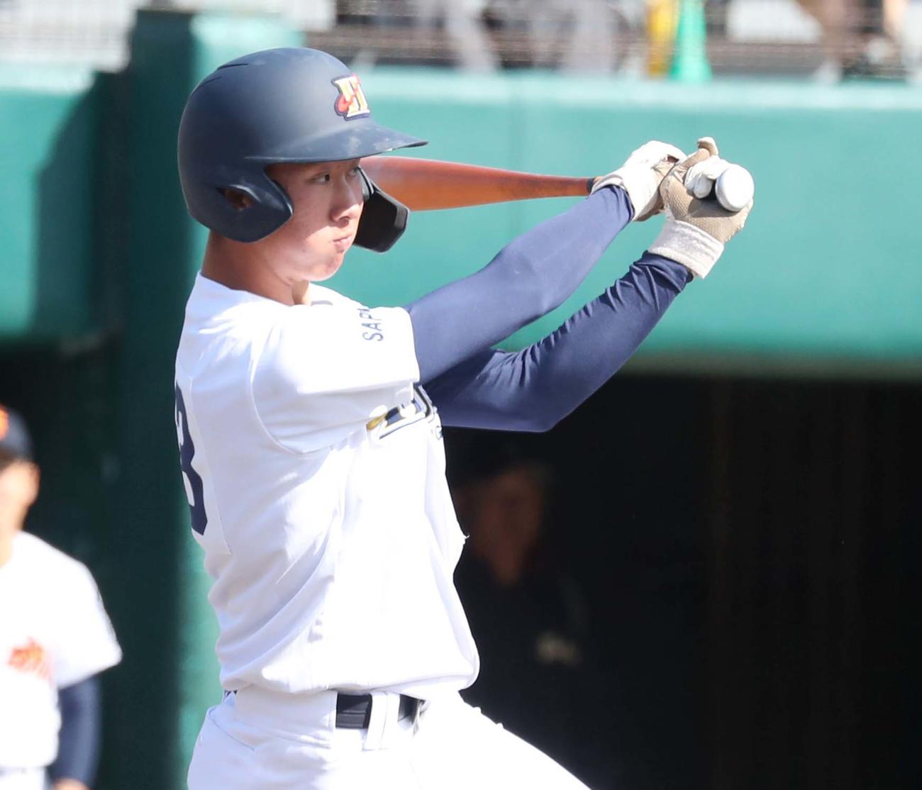 札幌創成対北星学園大付　7回裏北星学園大付無死二、三塁、左前適時打を放つ竹田（撮影・黒川智章）