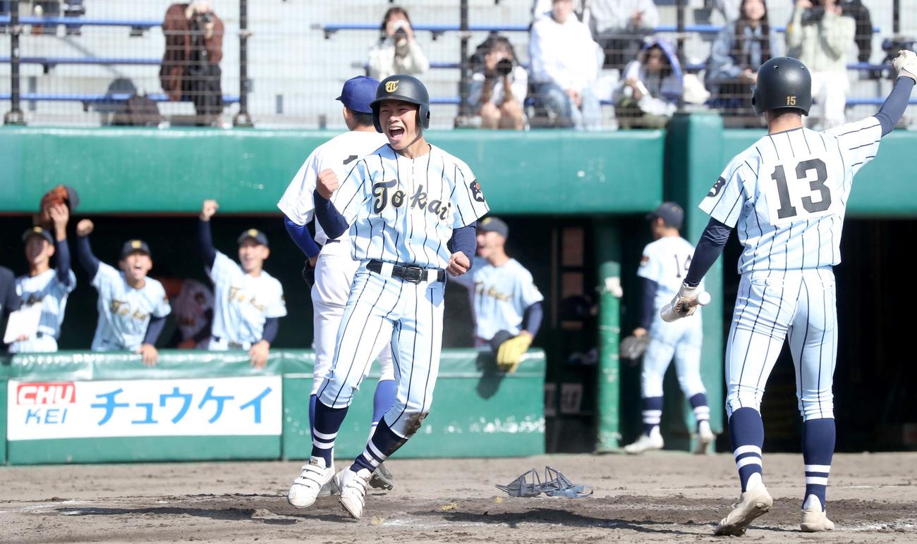 札幌龍谷対東海大札幌　1回裏東海大札幌2死二、三塁、暴投で生還し叫ぶ二塁走者・伊藤（撮影・黒川智章）