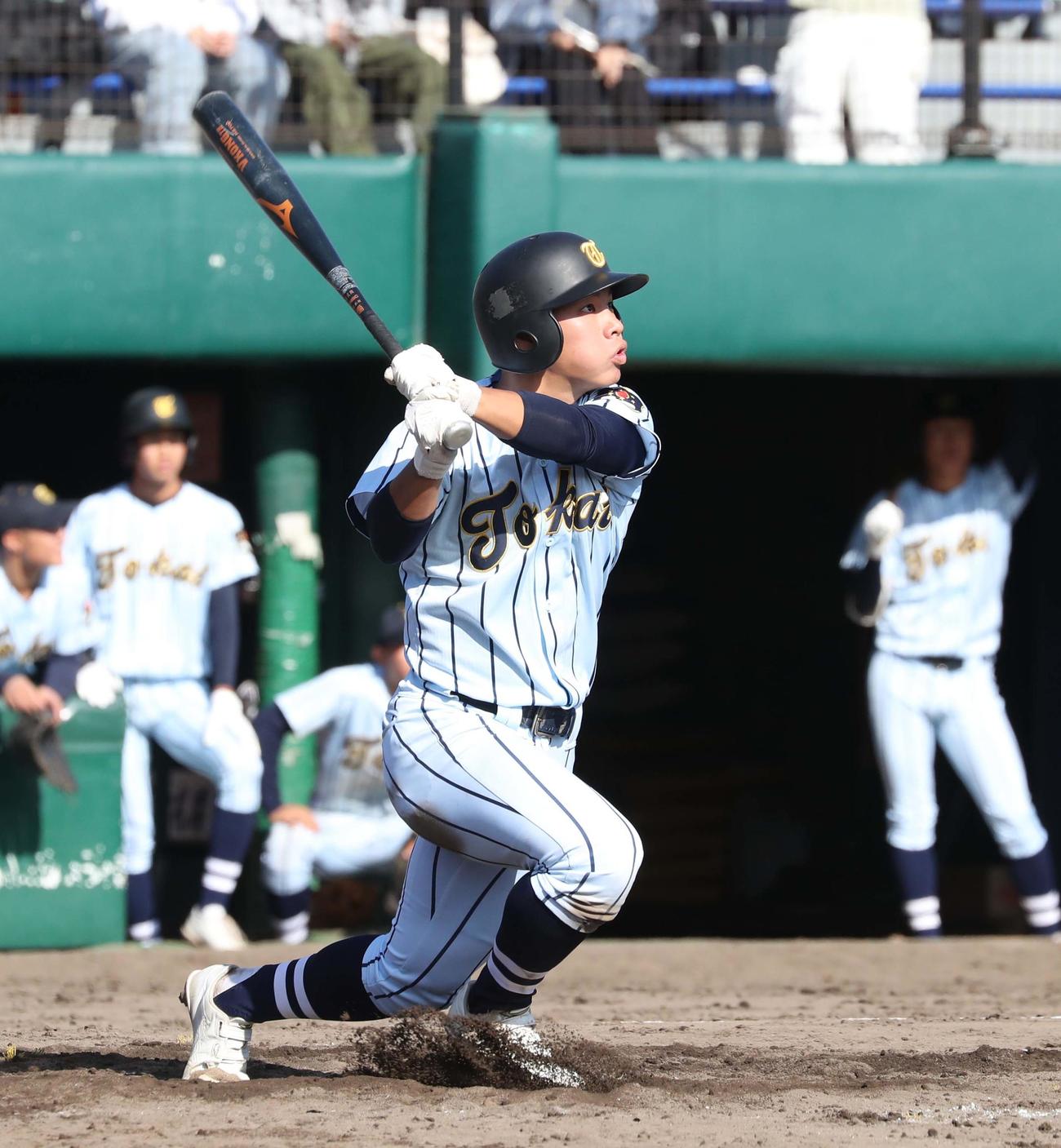 札幌龍谷対東海大札幌　4回裏東海大札幌1死二塁、右越え2点本塁打を放つ足立（撮影・黒川智章）
