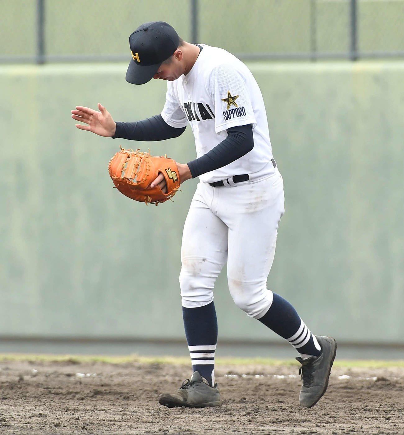神村学園対北海　神村学園に勝利し、グラブをたたく北海熊谷（撮影・岩下翔太）