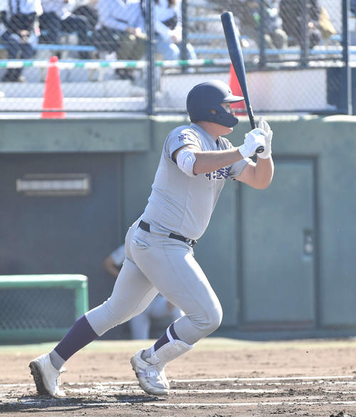 履正社対花巻東　1回表花巻東無死一塁、佐々木は遊ゴロ併殺に倒れる（撮影・岩下翔太）