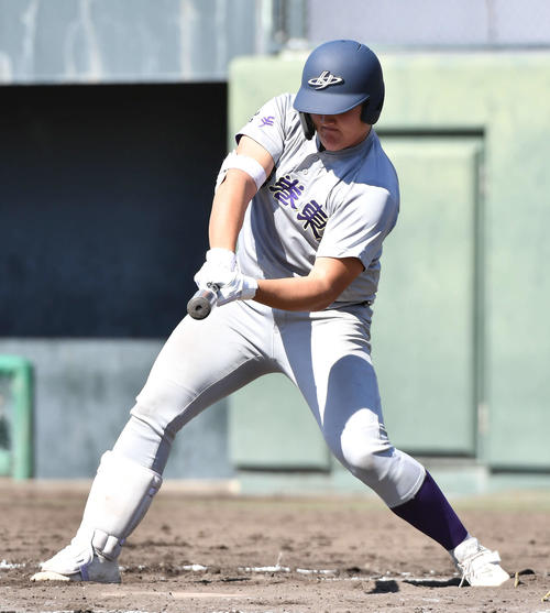 履正社対花巻東　3回表花巻東無死、ハーフスイングをとられて空振り三振に倒れた佐々木（撮影・岩下翔太）