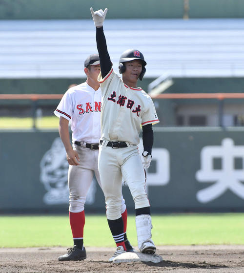 土浦日大対おかやま山陽　1回表土浦日大2死一、二塁、先制の2点適時中二塁打を放ち、ベンチに向かってポーズを決める太刀川（撮影・岩下翔太）