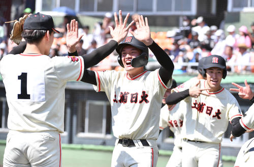 土浦日大対おかやま山陽　1回表土浦日大2死一、二塁、太刀川の先制2点適時中二塁打で生還し、藤本（左）と笑顔でタッチを交わす香取（撮影・岩下翔太）