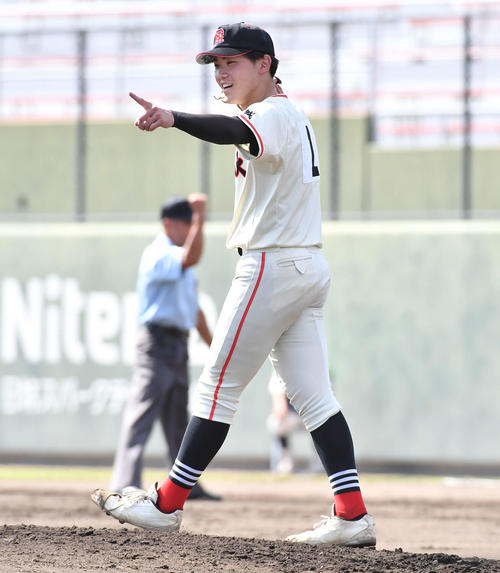 土浦日大対おかやま山陽　2回裏おかやま山陽1死、飯田の三ゴロを好守した松田を指さす土浦日大・藤本（撮影・岩下翔太）