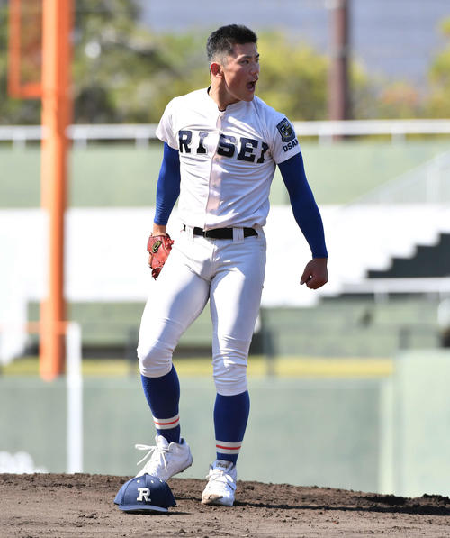 履正社対花巻東　3回表花巻東2死、北條を空振り三振に抑え、雄たけびを上げる履正社・福田（撮影・岩下翔太）