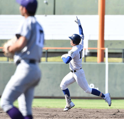 花巻東対履正社　4回裏履正社1死、右中間へ本塁打を放ち、指を突き上げる福田（撮影・岩下翔太）