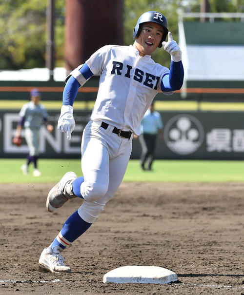 花巻東対履正社　4回裏履正社1死、右中間へ本塁打を放ち、笑顔で三塁を回る福田（撮影・岩下翔太）