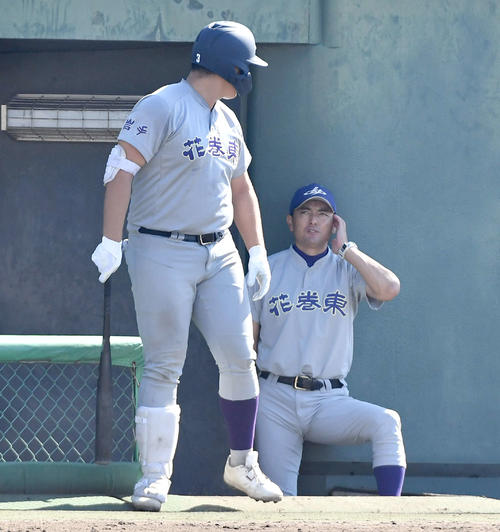 花巻東対履正社　1回表花巻東無死二塁、ネクスト・バッタースボックスへ向かう佐々木（左）に声をかける佐々木監督（撮影・岩下翔太）