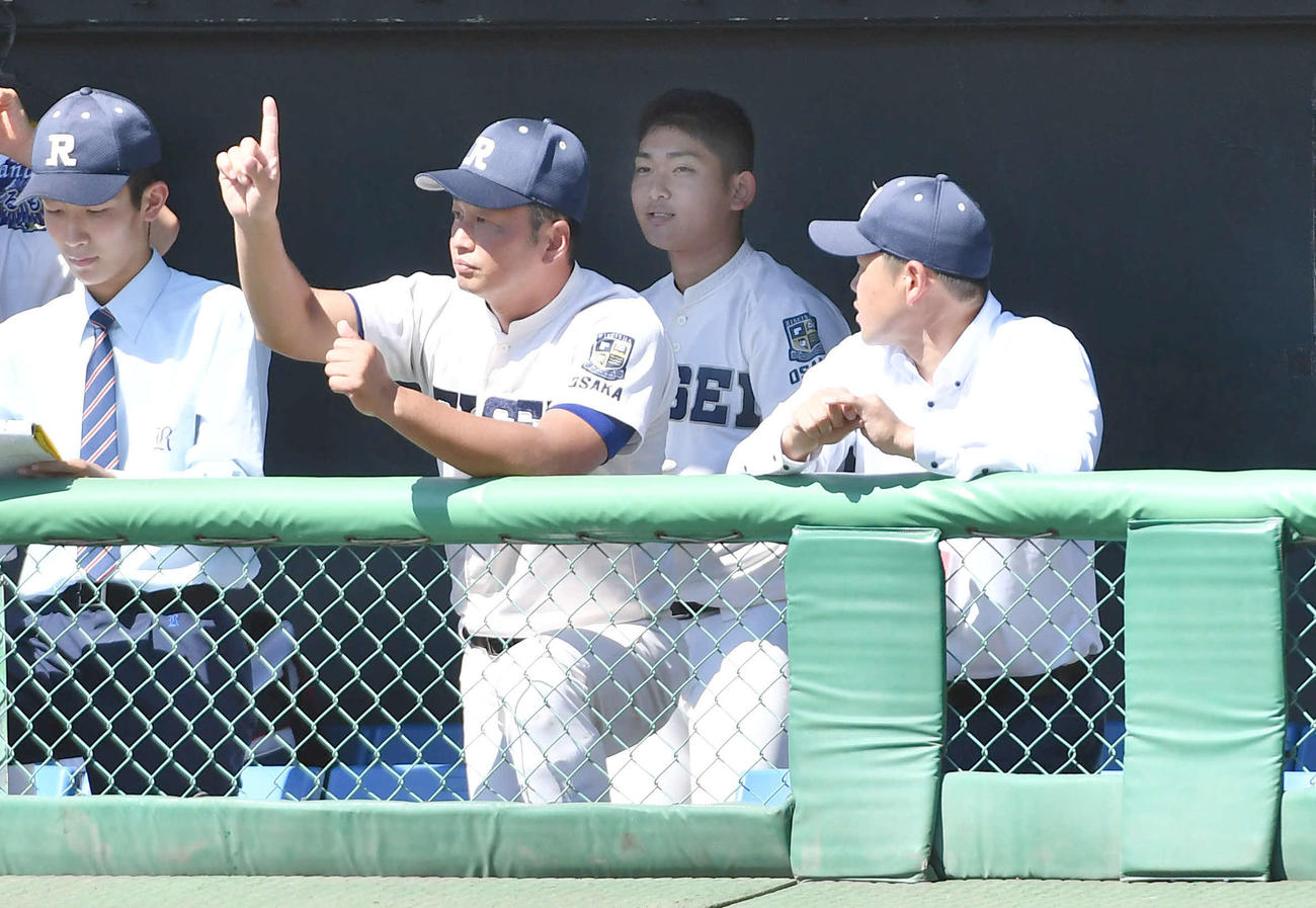 花巻東対履正社　6回裏履正社無死満塁、空振り三振に倒れてベンチへ戻る元木（中央）（撮影・岩下翔太）