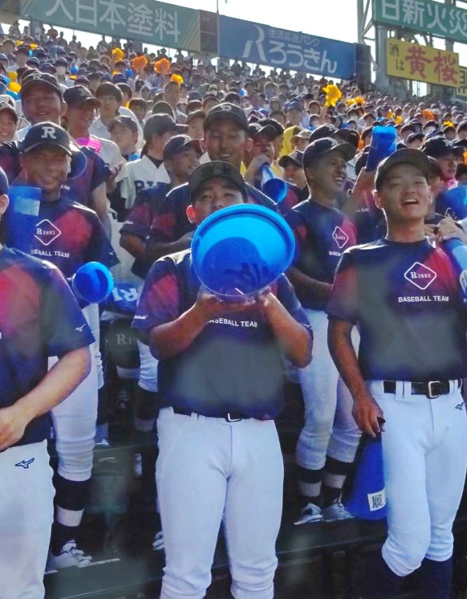 8月13日、特大メガホンを持って応援を先導する履正社・元木翔大