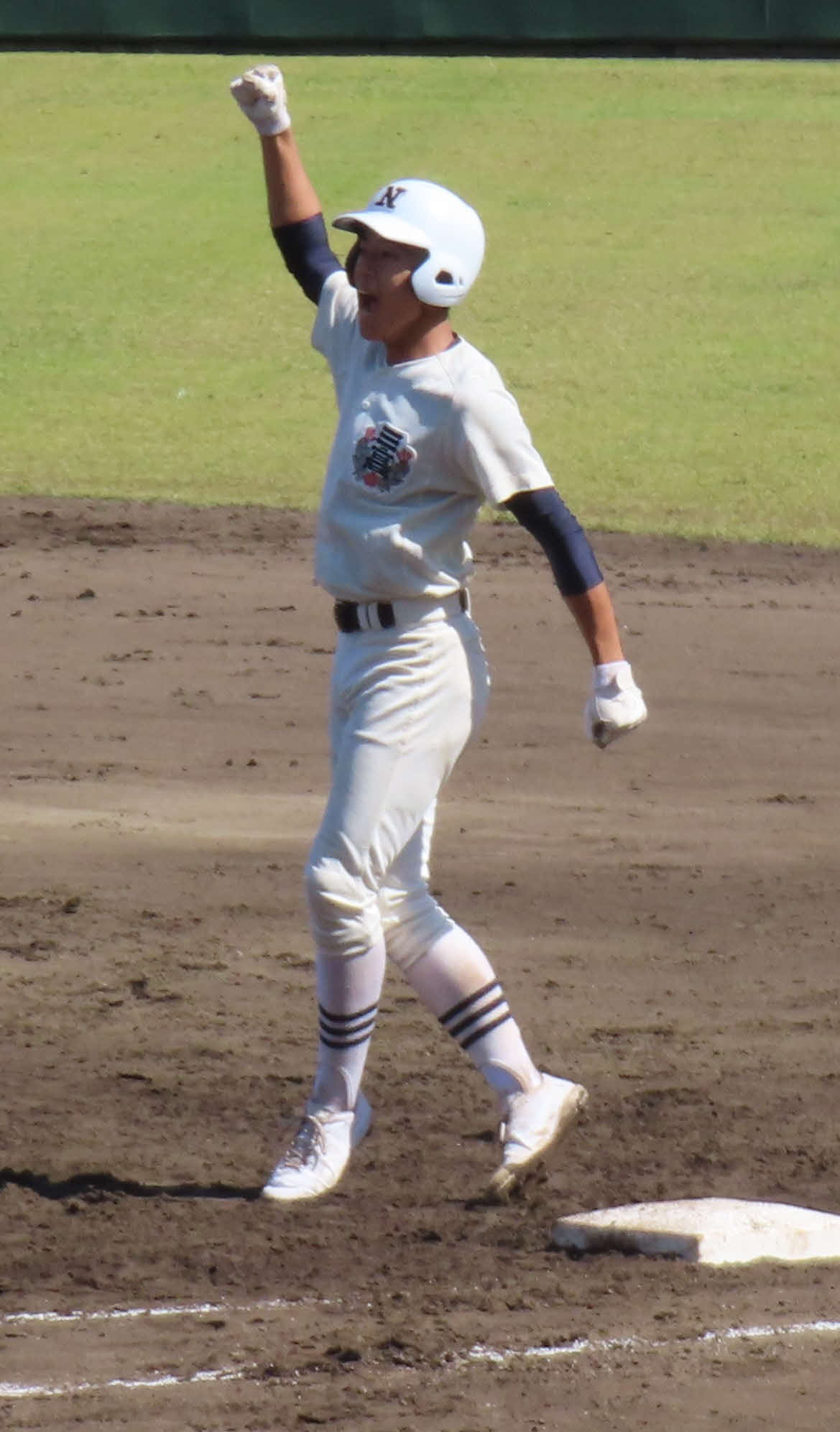 小山台対日大三　4回2死一、二塁から勝ち越し打を放った日大三の本間