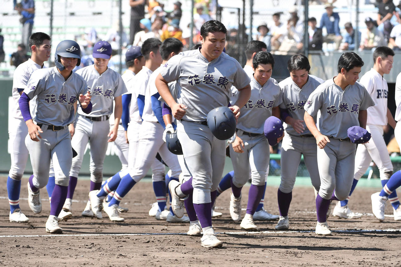 花巻東対履正社　履正社に敗れ、悔しそうな表情でベンチ前に整列に向かう佐々木（中央）と花巻東ナイン（撮影・岩下翔太）