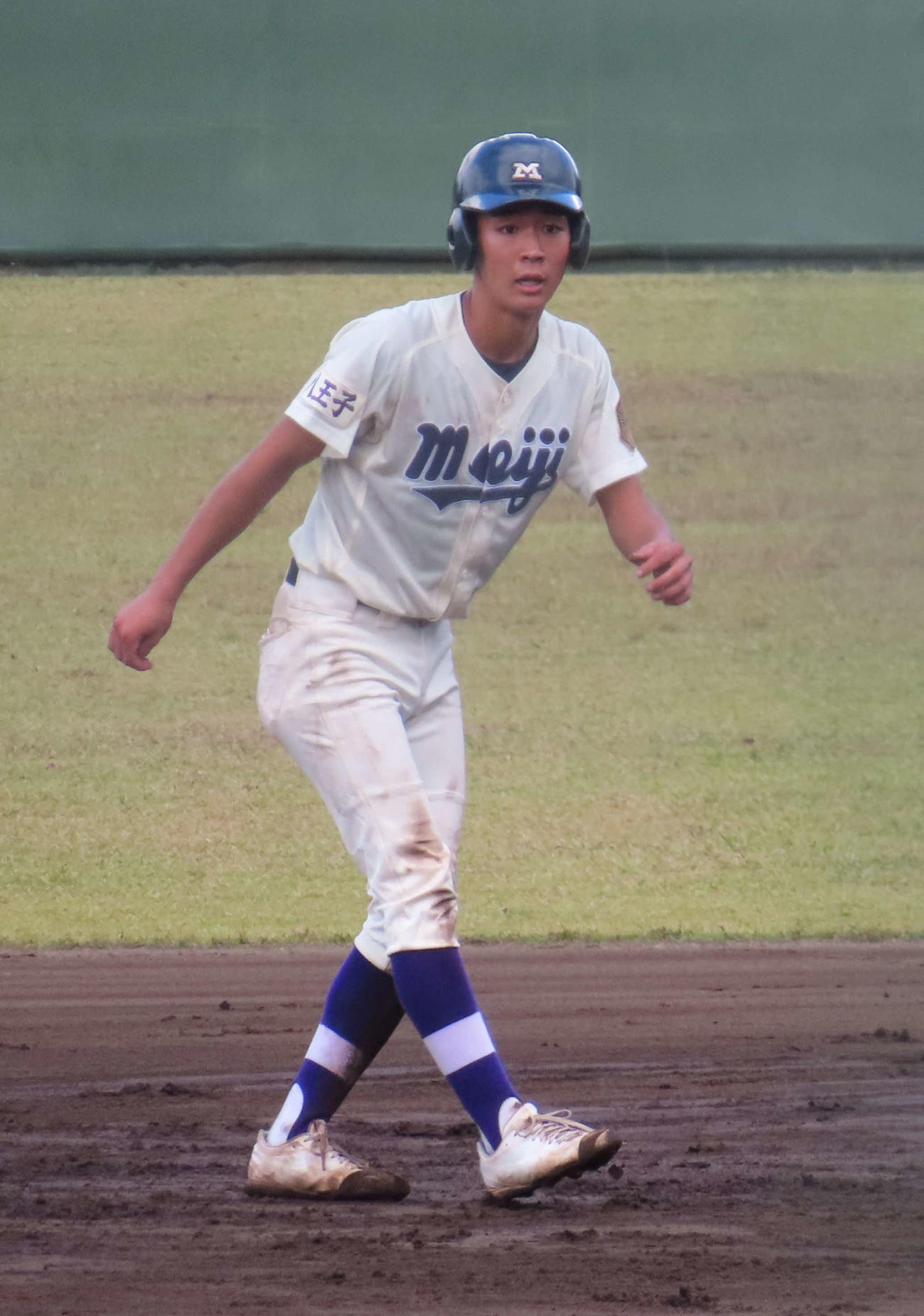 明大中野八王子対上野学園　7回1死一、三塁で勝ち越しの2点適時打を放ち、直後に盗塁を決めた明大中野八王子の木下