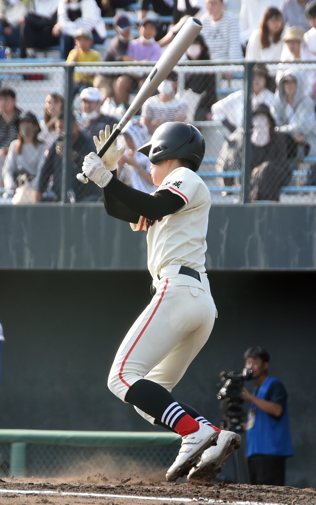 土浦日大対履正社　6回裏無死満塁、勝ち越しの中犠飛を放つ江成（撮影・山田愛斗）