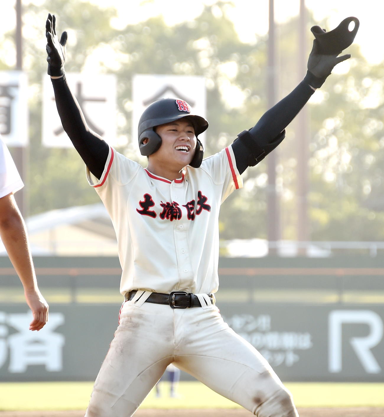 土浦日大対履正社　9回表2死一、三塁、内野安打と敵失で勝ち越し三塁で両手を広げて喜ぶ塚原（撮影・山田愛斗）