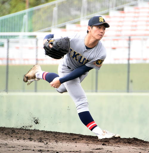 北海対仙台育英　2番手で力投する仙台育英・仁田（撮影・山田愛斗）