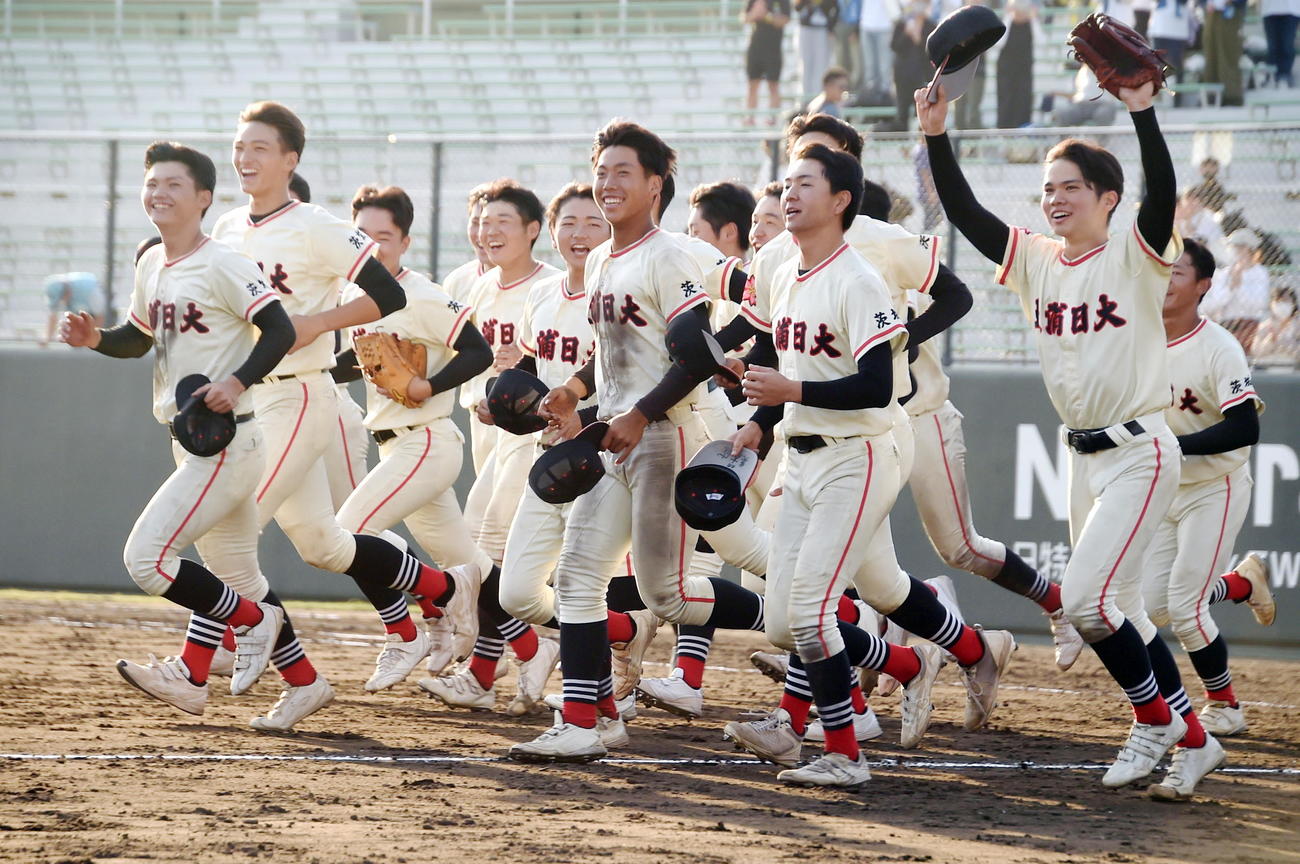 土浦日大対履正社　優勝を決め笑顔で応援席に向かう土浦日大ナイン（撮影・山田愛斗）