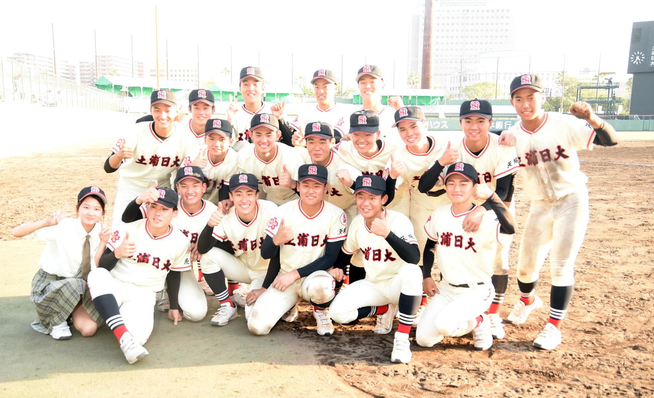 土浦日大対履正社　両校優勝を決めて笑顔で記念写真に納まる土浦日大の選手たち（撮影・山田愛斗）