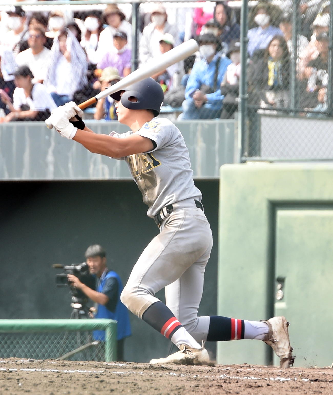 8回、同点の中越え適時三塁打を放つ山田