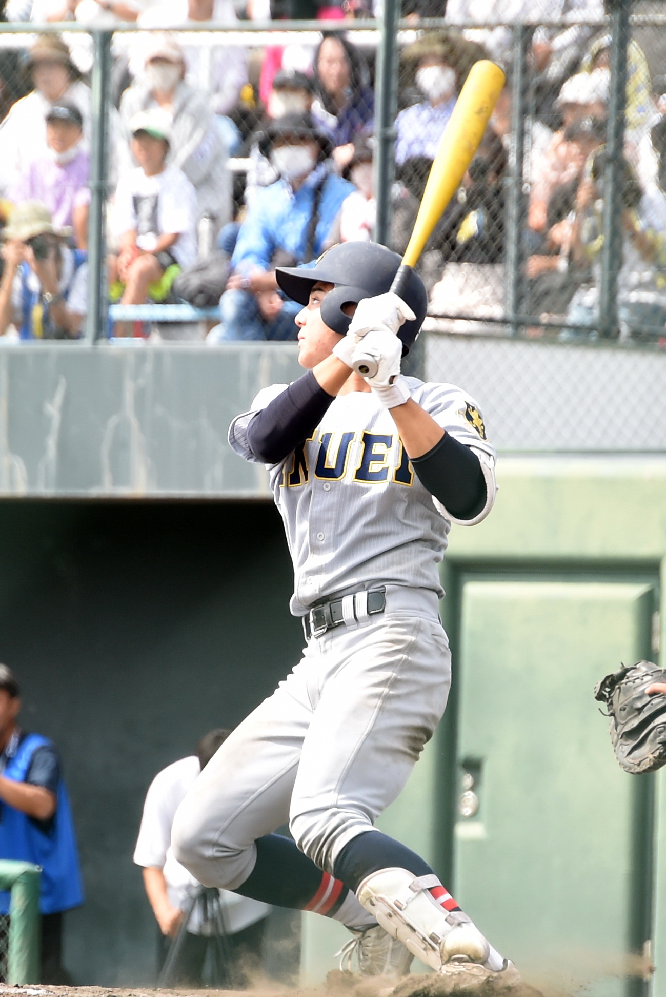 8回、勝ち越しの右前適時打を放つ湯浅
