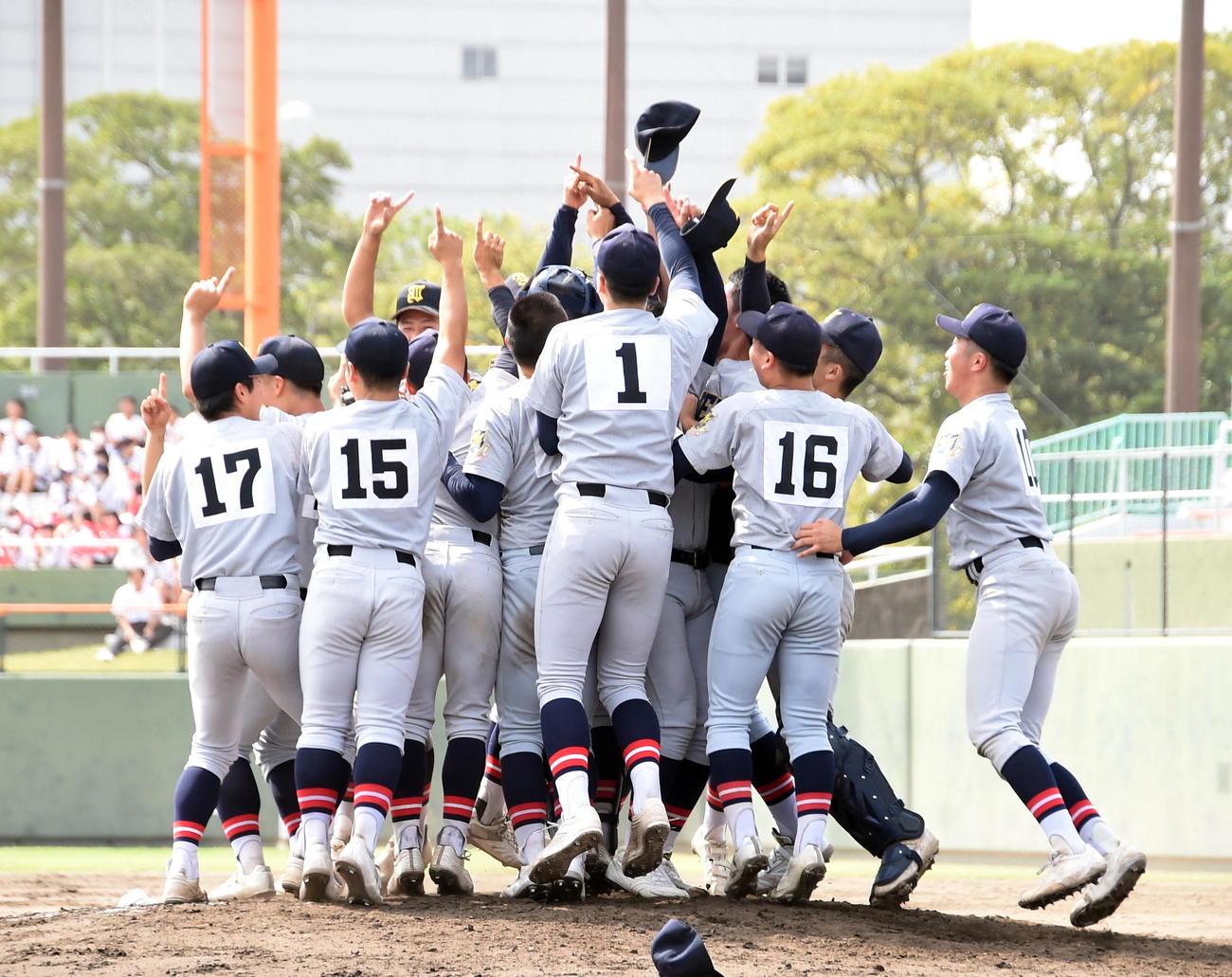 北海対仙台育英　両校優勝を決めてマウンドで歓喜の輪をつくる仙台育英ナイン（撮影・山田愛斗）