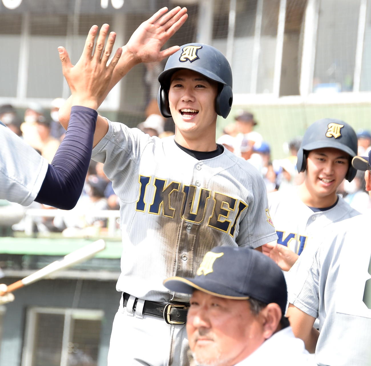 8回、湯浅の勝ち越し適時打で生還し、笑顔でハイタッチする山田